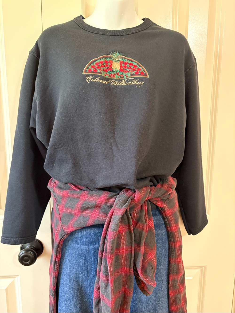 Blue sweatshirt with Pineapple Embroidery, colonial Williamsburg, size large - Picture 2 of 8